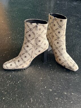 Men’s ASOS Heeled chelsea boots in stone monogram print with toecap detail